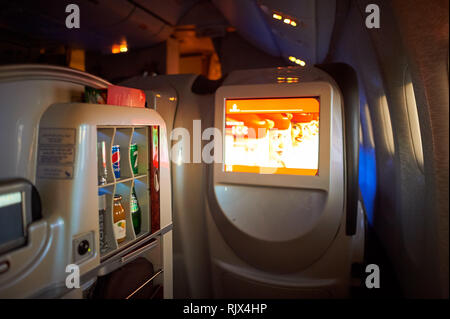 Dubaï, Émirats arabes unis - Mars 30, 2015 : l'intérieur de l'Unis Boeing-777. Emirates est l'une des deux compagnies de pavillon des Emirats Arabes Unis avec Etihad Airways Banque D'Images