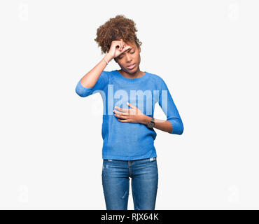 Belle jeune femme afro-américaine sur fond isolé Touching forehead pour maladie et la fièvre, la grippe et le froid, malade du virus Banque D'Images
