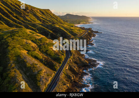Suis Vue aérienne de l'autoroute 72 le long de la côte est d'Oahu, Hawaii. Banque D'Images