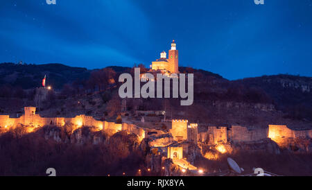 Belle vue panoramique sur la forteresse médiévale Tsarevets à Veliko Tarnovo, Bulgarie pendant avant le lever du soleil le matin. photo de nuit Banque D'Images