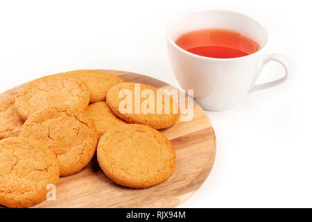 Une photo de ginger cookies avec une tasse de thé sur un fond blanc avec copie espace Banque D'Images