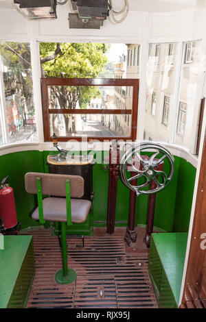 Cabine du conducteur dans un tramway de Lisbonne avec une vue sur les rails et les collines. Banque D'Images