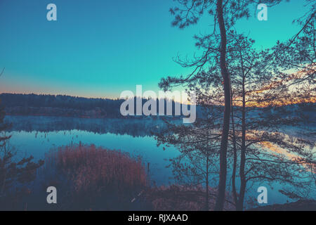 Le lever du soleil sur le magnifique lac. Rocky le matin lakeshore Banque D'Images