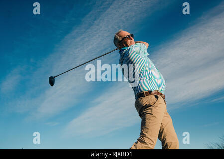 Perspective Ball shot of a senior man balancer un club de golf. Banque D'Images