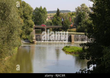 La rivière Tauber à Weikersheim (Allemagne) Banque D'Images