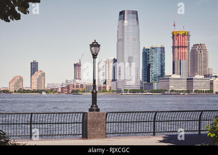 Manhattan west side promenade lampe de rue, Jersey City à distance, harmonisation des couleurs appliquées, USA. Banque D'Images