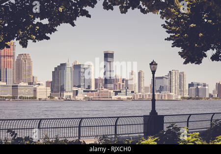 Manhattan west side promenade lampe de rue, Jersey City à distance, harmonisation des couleurs appliquées, USA. Banque D'Images