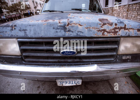 Beat up Ford véhicule. Banque D'Images