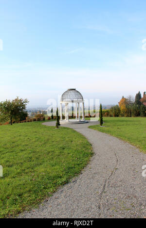Pavillon dans le parc et le chemin qui mène à elle Banque D'Images
