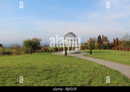 Pavillon dans le parc et le chemin qui mène à elle Banque D'Images