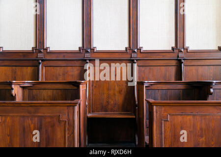 Détail de bois dur traditionnel, palais de chorale à l'église d'un coin salon. Intérieur avec des sièges en bois vide Banque D'Images