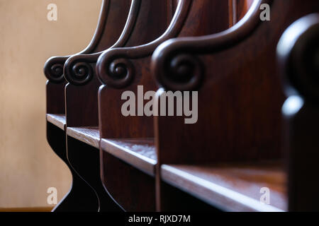 Détail de bois dur traditionnel jury palais de chorale de l'église, coin salon. Intérieur avec des sièges en bois vide Banque D'Images