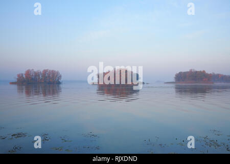 Au lever du soleil, dans la brume, paysage naturel sur le Dniepr Banque D'Images