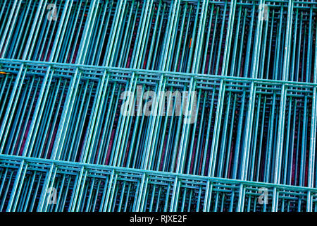 Paquet de panneaux en acier galvanisé pour la clôture avec un revêtement en poudre de couleur verte close-up Banque D'Images