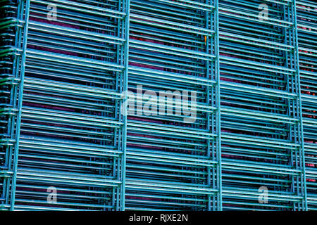 Paquet de panneaux en acier galvanisé pour la clôture avec un revêtement en poudre de couleur verte close-up Banque D'Images