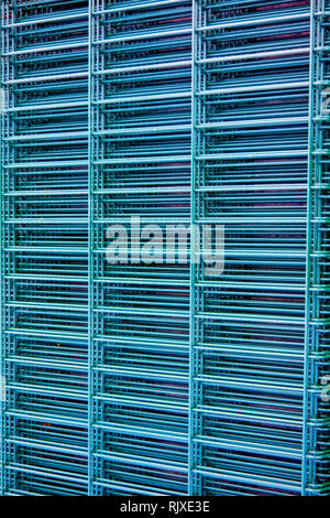 Paquet de panneaux en acier galvanisé pour la clôture avec un revêtement en poudre de couleur verte close-up Banque D'Images