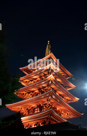 La pagode de cinq étages à côté du Temple Senso-ji au crépuscule, Tokyo, Honshu, Japan Banque D'Images