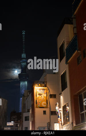 La pleine lune à côté de la tour Skytree à Asakusa, Tokyo, Japan Banque D'Images