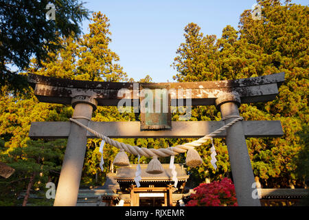 Une porte en pierre à l'entrée du Sakurayama hachiman-gu Temple à Takayama, Japon Banque D'Images