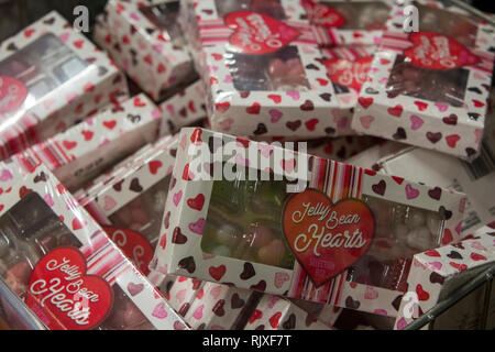 CARDIFF, Royaume-Uni. 31 janvier2019. love heart jelly bean bonbons vendus au poundland pour la Saint-Valentin Banque D'Images