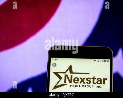 Nexstar Media Group logo de l'entreprise de radiodiffusion de télévision vu affichée sur smart phone Banque D'Images