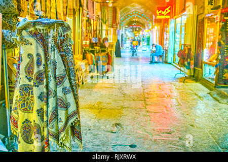 ISFAHAN, IRAN - le 19 octobre 2017 : Le grand foulard avec ghalamkar imprintings persan traditionnel au Grand Bazar couvert, le 19 octobre à Gouda Banque D'Images