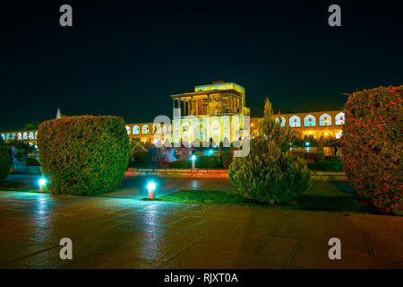 L'agréable soirée à Nashq-e Jahad Square avec magnifiquement illuminés Palais Ali Qapu, Isfahan, Iran Banque D'Images