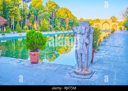 La belle sculpture en pierre de style persan situé en bordure de la piscine principale de Chehel Sotoun complexe de palais, Isfahan, Iran Banque D'Images