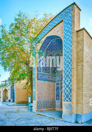 Le portail énorme avec des décorations sur les terrotory de Chehel Sotoun complexe de palais, Isfahan, Iran Banque D'Images