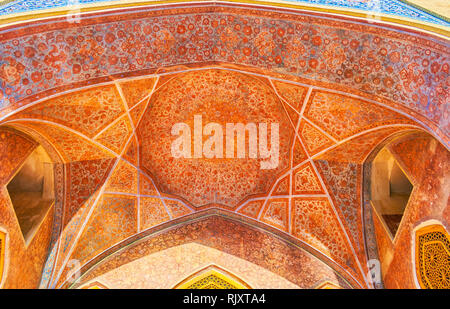 ISFAHAN, IRAN - le 19 octobre 2017 : Le plafond peint du portail dans le palais de Chehel Sotoun, le 19 octobre à Gouda Banque D'Images