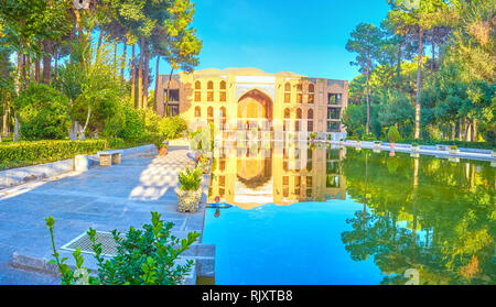 Chehel Sotoun palace est entouré d'un jardin luxuriant et deux grandes piscines, l'une avant et arrière, Isfahan, Iran Banque D'Images