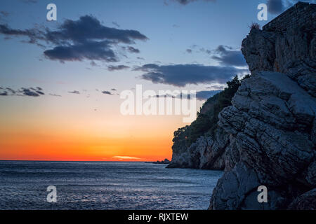 Magnifique coucher de soleil sur les falaises de Petrovac, Monténégro côte Banque D'Images