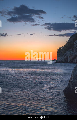 Magnifique coucher de soleil sur les falaises de Petrovac, Monténégro côte Banque D'Images