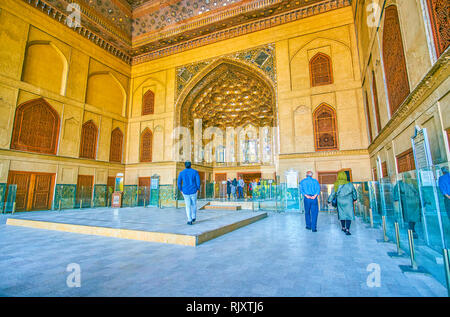 ISFAHAN, IRAN - le 19 octobre 2017 : l'étonnant décor de portail d'entrée du Palais de Chehel Sotoun travail avec miroir muqarnas, le 19 octobre dans Isfaha Banque D'Images