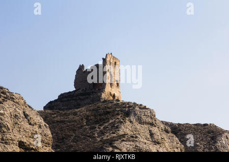 Vieille maison de ferme ruine sur la colline entre paysage rural Banque D'Images