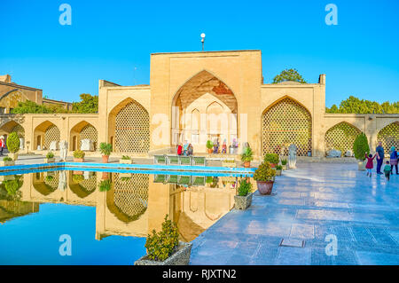 ISFAHAN, IRAN - le 19 octobre 2017 : l'arrière de la porte de l'Chehel Sotoun Palace avec presewrved fresques intérieures et de grands screeens, sur l'Octo Banque D'Images