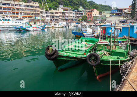 Keelung, Taïwan - septembre 5, 2018 : bateaux de pêche en bois vert sont amarrés au port de pêche de la ville de Keelung Banque D'Images