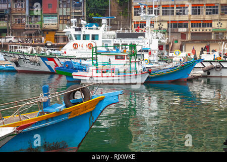 Keelung, Taïwan - septembre 5, 2018 : les bateaux sont amarrés dans le vieux port de pêche de la ville de Keelung Banque D'Images