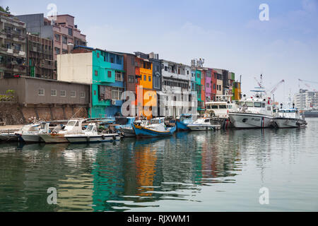 Keelung, Taïwan - septembre 5, 2018 : port de pêche, paysage, vieille maisons colorées placées le long de la côte Banque D'Images