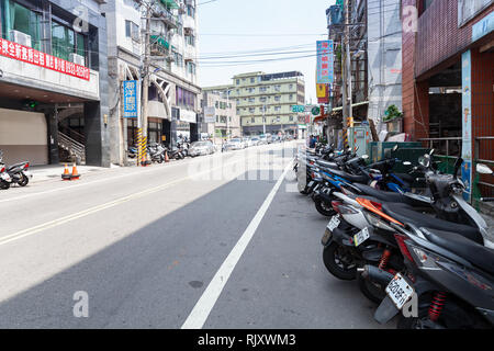 Keelung, Taïwan - septembre 5, 2018 : Street View de Keelung city à jour, les scooters sont garés sur le bord de la route Banque D'Images