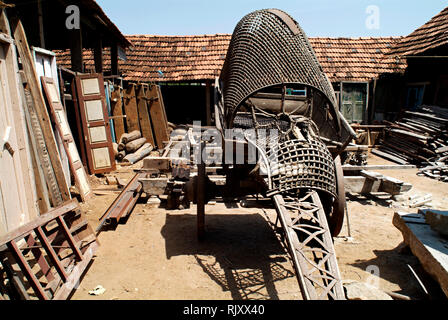 Une ancienne cour vendant des matériaux de construction récupérés et divers articles ménagers appartenant autrefois aux demeures Chettinad dans le Tamil Nadu. Banque D'Images