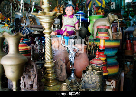 BRIC-a-Brac pris dans des demeures familiales abandonnées dans un magasin d’antiquités à Karaikudi, dans la région de Chettinad au Tamil Nadu. Banque D'Images