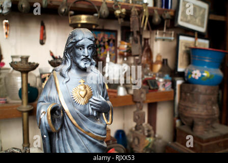 Une statue de Jésus, vendue à un antiquaire par une famille d'abandonner leur maison familiale, à Karaikudi, dans la région de Chettinad du Tamil Nadu. Numérotation Banque D'Images