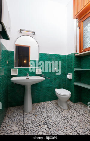 Vieille salle de bains avec carreaux verts dans l'appartement intérieur Banque D'Images