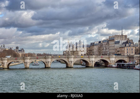Pont Neuf et Paris dans l'île de la Cité Banque D'Images