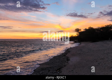 GILI TRAWANGAN, INDONÉSIE - Décembre 02, 2013 : le coucher du soleil à la plage de Gili Trawangan. La plus grande des trois îles populaires près de Lombok, Indoniesia. Banque D'Images