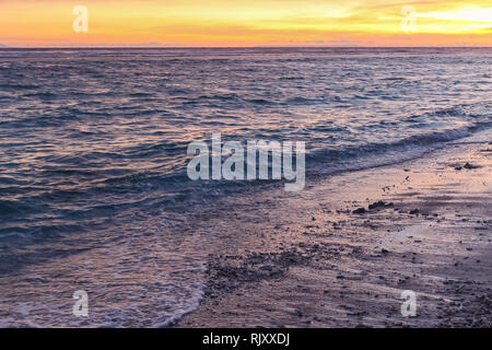 GILI TRAWANGAN, INDONÉSIE - Décembre 02, 2013 : le coucher du soleil à la plage de Gili Trawangan. La plus grande des trois îles populaires près de Lombok, Indoniesia. Banque D'Images