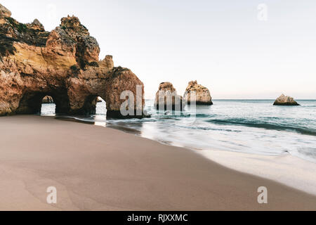 Les falaises et les piles de la mer au crépuscule, Alvor, Algarve, Portugal, Europe Banque D'Images
