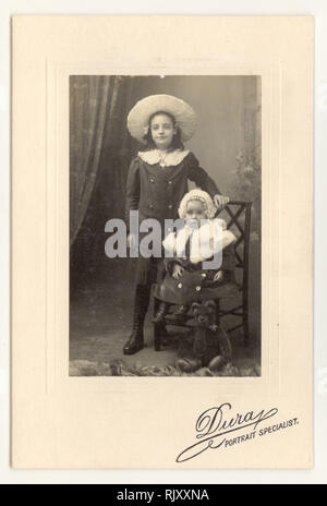 Edwardian studio portrait de 2 enfants, une roue hat, ours, Dura studio, peut-être le pays de Galles, Royaume-Uni vers 1910, 1911 Banque D'Images