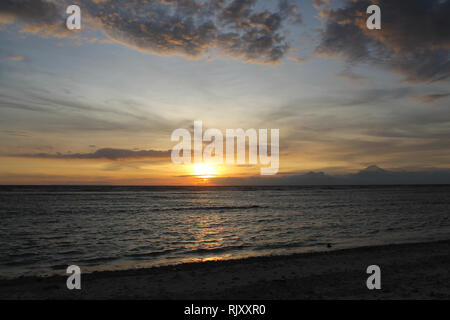 GILI TRAWANGAN, INDONÉSIE - Décembre 02, 2013 : le coucher du soleil à la plage de Gili Trawangan. La plus grande des trois îles populaires près de Lombok, Indoniesia. Banque D'Images